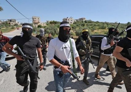 الشاباك يزعم اعتقال أشخاص زودوا نشطاء الجهاد في جنين بالأسلحة