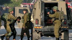 الاحتلال يعتقل سبعة مواطنين من الخليل