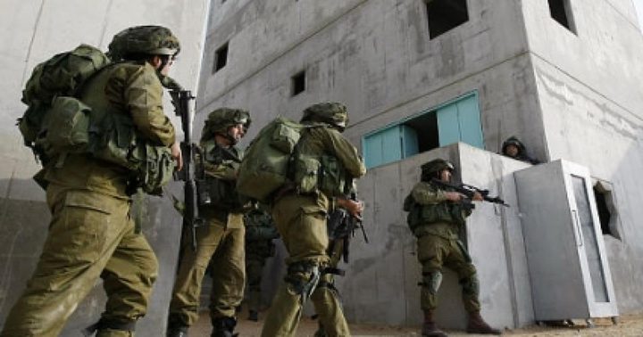 الاحتلال يداهم منزل مواطن في قرية سيريس جنوب شرق جنين