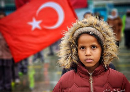 أطفال مدارس جمعية الصلاح بغزة يتضامنون مع ضحايا الشعبين التركي والسوري إثر الزلزال الذي ضرب البلدين.