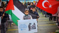 أطفال مدارس غزة يتضامنون مع ضحايا الزلزال في سوريا وتركيا