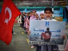 أطفال مدارس جمعية الصلاح بغزة يتضامنون مع ضحايا الشعبين التركي والسوري إثر الزلزال الذي ضرب البلدين.