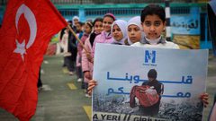 أطفال مدارس جمعية الصلاح بغزة يتضامنون مع ضحايا الشعبين التركي والسوري إثر الزلزال الذي ضرب البلدين.