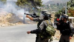 الاحتلال يطلق النار على مواطن جنوب الخليل ويعتقله