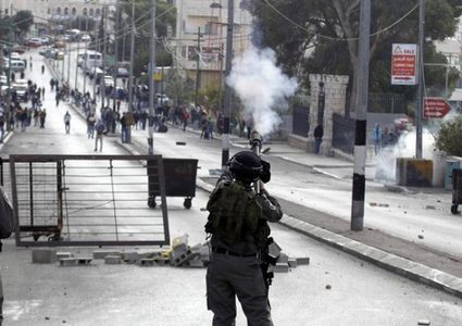 إصابة شاب برصاص الاحتلال خلال مواجهات شمال الخليل