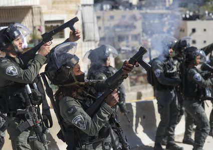 قوات الاحتلال تعتقل زوجة الشهيد قراقع