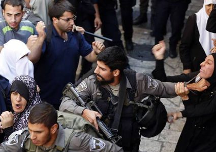 الاحتلال يعتدي على مواطنين معتصمين في محيط منزل مهدد بالهدم