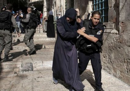 قوات الاحتلال تعتقل مواطنتين مقدسيتين من باحات الأقصى