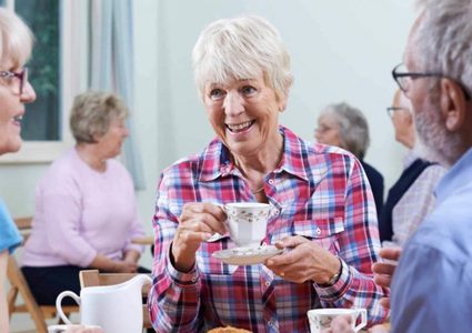 علمياً:كوب يومي من الشاي يحمي كبار السن من الخرف