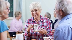 علمياً:كوب يومي من الشاي يحمي كبار السن من الخرف