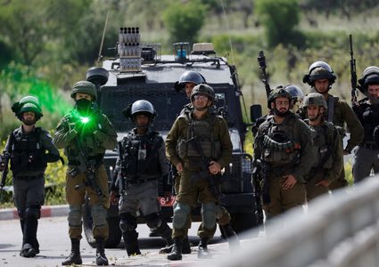 الاحتلال يقتحم مخيم جنين ويعتقل شقيق الأسير زكريا الزبيدي