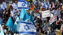 آلاف الإسرائيليين يتظاهرون احتجاجًا أمام الكنيست في القدس