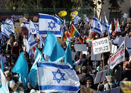 آلاف الإسرائيليين يتظاهرون احتجاجًا أمام الكنيست في القدس