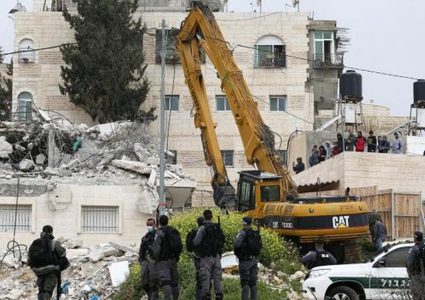 قوات الاحتلال تخطر بإزالة منشآت سكنية في الأغوار الشمالية