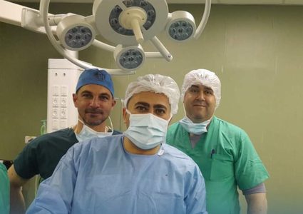 جراحون من مستشفى النجاح يجرون عمليات جراحية معقدة في قطاع غزة