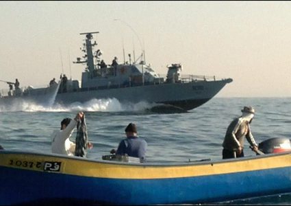 زوارق الاحتلال تهاجم مراكب الصيادين شمال قطاع غزة