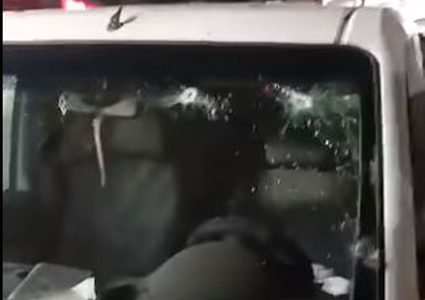 الاحتلال يصيب شابا عقب إطلاق النار على مركبته في مخيم شعفاط