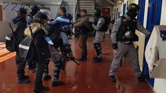 توتر في سجن "نفحة" عقب استفزاز أحد السجانين للأسرى