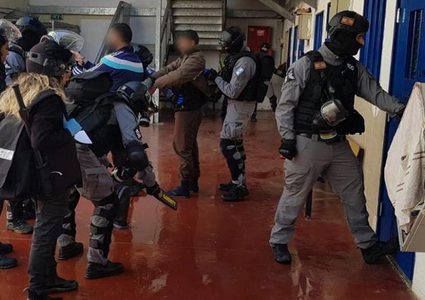 توتر في سجن "نفحة" عقب استفزاز أحد السجانين للأسرى