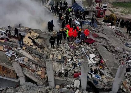 ارتفاع حصيلة الضحايا الفلسطينيين جراء الزلزال المدمر في تركيا وسوريا إلى 100