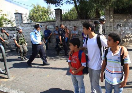 نابلس:مستوطنون يهاجمون مدرستين ومنازل في برقة