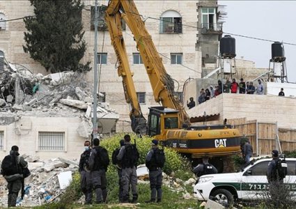 سلطات الاحتلال تخطر بهدم منزل وسواتر حجرية جنوب الخليل