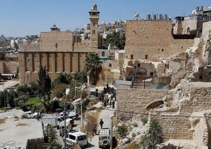 مستوطنون ينفذون أعمالا خاصة في الطريق الموصل للحرم الإبراهيمي الشريف