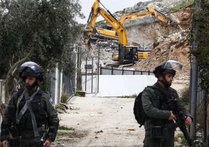 سلطات الاحتلال تهدم ورشة لتصليح المركبات في شعفاط