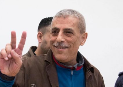 هيئة الأسرى: الأسير وليد دقة يعاني من انتفاخ بالقدم اليسرى