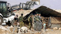 الاحتلال يهدم بركسا وحظيرة أغنام في قرية الولجة شمال غرب بيت لحم