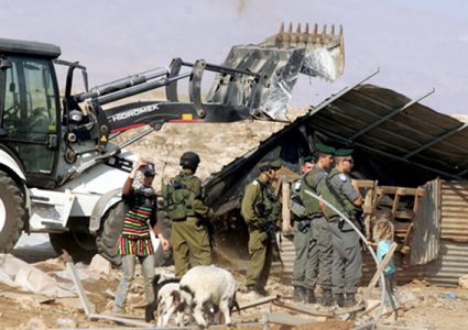 الاحتلال يهدم بركسا وحظيرة أغنام في قرية الولجة شمال غرب بيت لحم