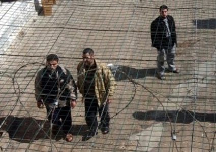 الأسرى يقررون الاعتصام غدا في ساحات السجون