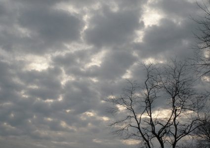 الطقس: أجواء غائمة وباردة وفرصة مهيأة لسقوط أمطار فوق بعض المناطق