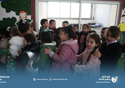 طلاب من "النجاح" يجرون مسحاً ميدانياً لاضطرابات السمع والنطق في روضة رؤى للأطفال