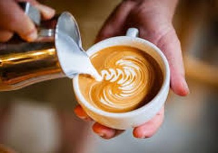 فوائد إضافة الحليب للقهوة