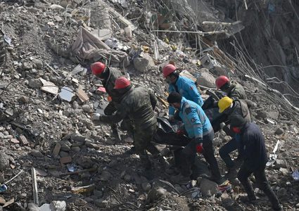 إنقاذ طفل من تحت الأنقاض بعد 260 ساعة في تركيا