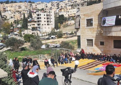 سلوان : مواطنون يؤدون صلاة الجمعة أمام بناية مهددة بالهدم