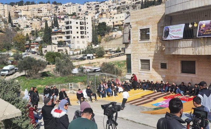 سلوان : مواطنون يؤدون صلاة الجمعة أمام بناية مهددة بالهدم