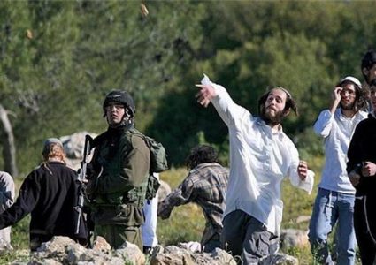 اصابة شاب باعتداء المستوطنين عليه