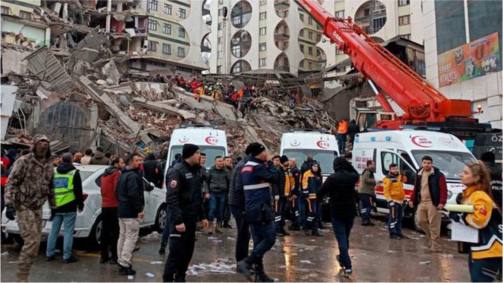 بعد 11 يومًا من الزلزال المدمر.. منقذون ينتشلون ناجيين في تركيا