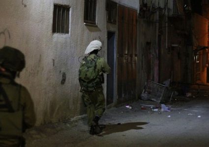 قوات الاحتلال تعتقل ثلاثة شبان من مخيم جنين ويقتحم صانور