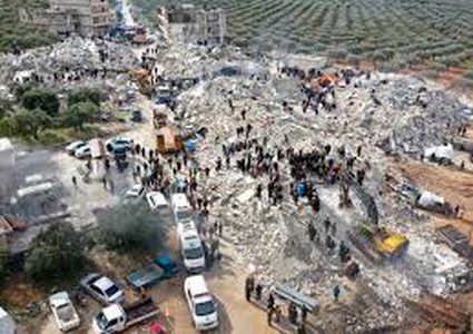 إنقاذ عائلة سورية من تحت أنقاض هطاي وموت طفل