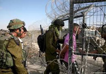 الاحتلال يعتقل طفلا قرب حاجز قلنديا