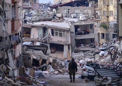 ارتفاع حصيلة الضحايا الفلسطينيين جراء الزلزال المدمر في تركيا وسوريا إلى 105