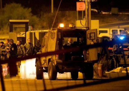 قوات الاحتلال تعتقل مواطنا جنوب شرق خان يونس