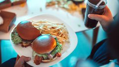 3 أطعمة يجب الابتعاد عنها نهائيًا