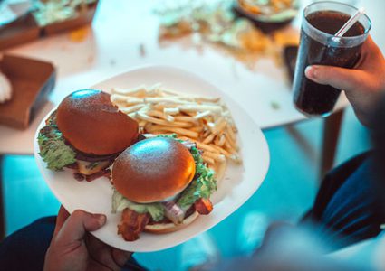 3 أطعمة يجب الابتعاد عنها نهائيًا