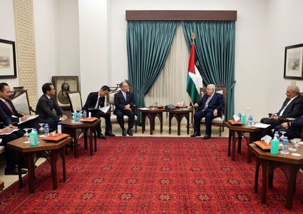 الرئيس عباس يستقبل نائب وزير الخارجية الياباني