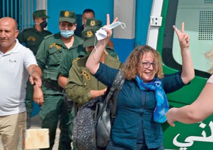 السجن المؤقت لـ4 أشخاص بقضية تهريب الناشطة الجزائرية أميرة بوراوي إلى فرنسا