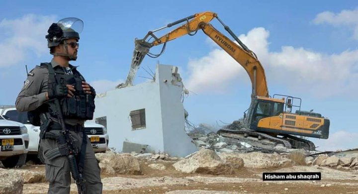 قوات الاحتلال تهدم منزلا في قرية الولجة